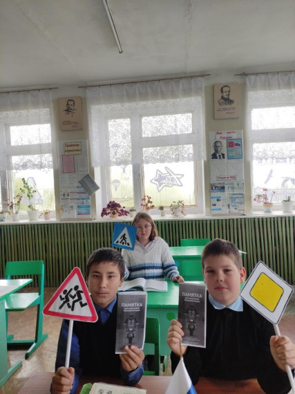 Подросток и мотоцикл.