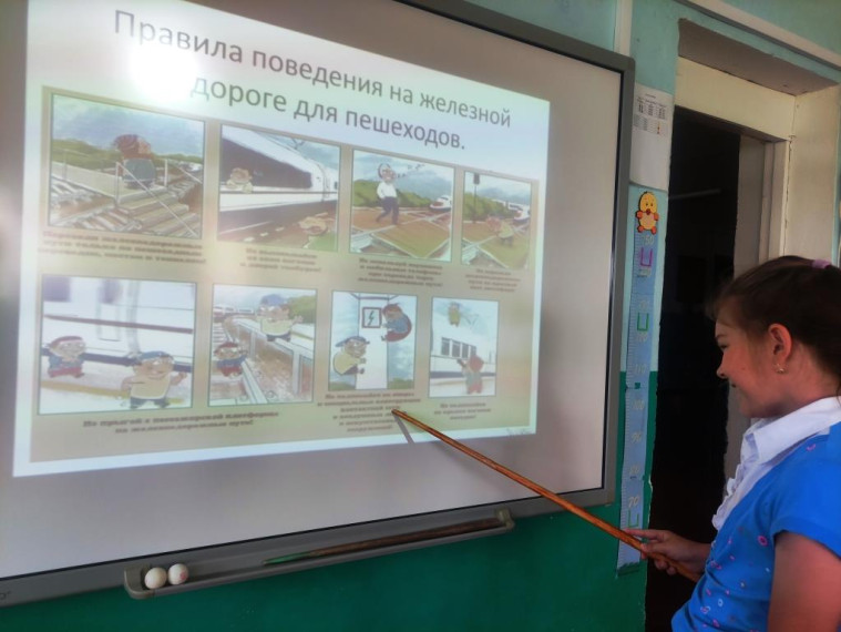 Уступи дорогу поездам.